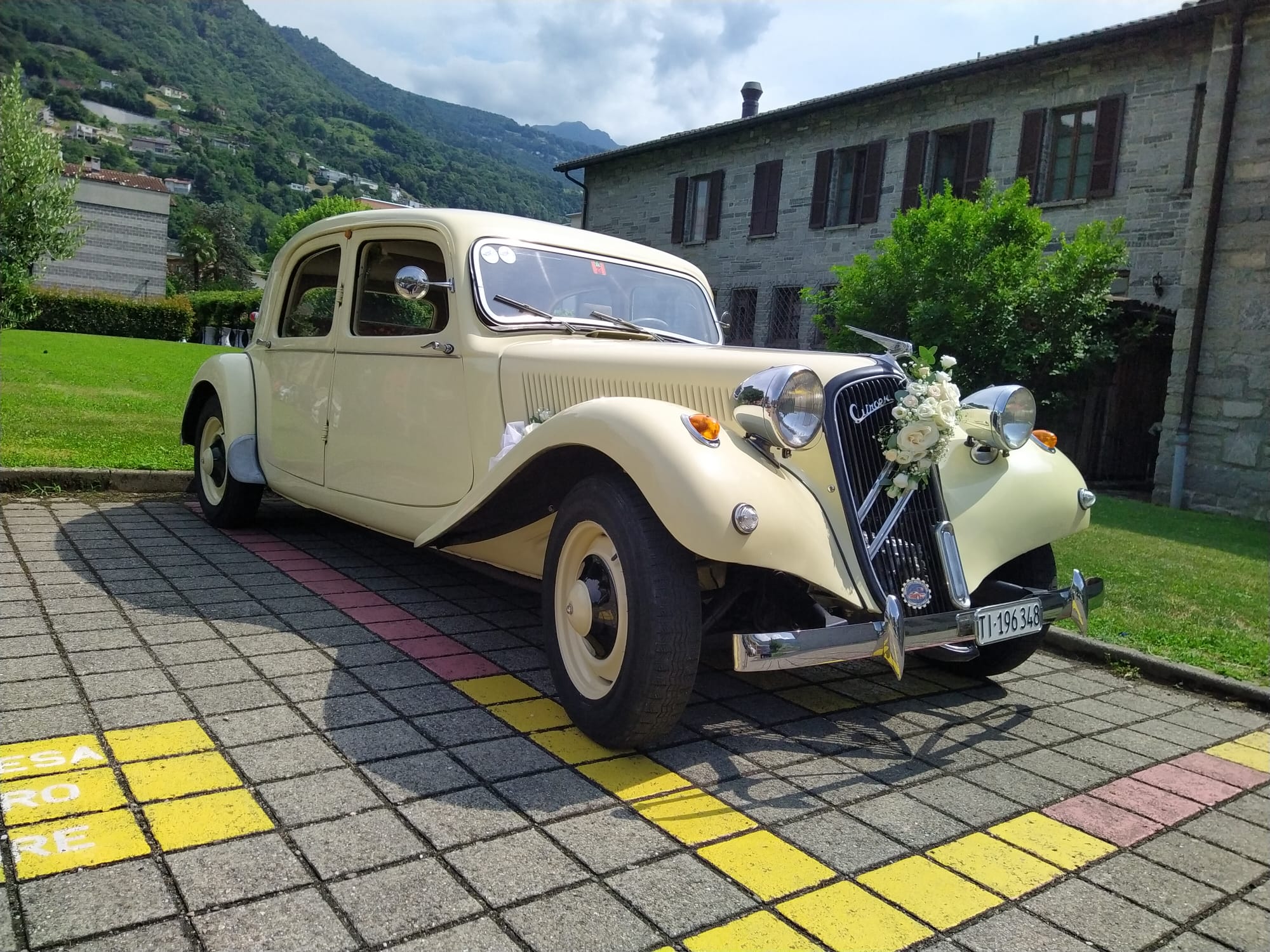 Auto d'epoca crema addobbata con fiori per matrimonio